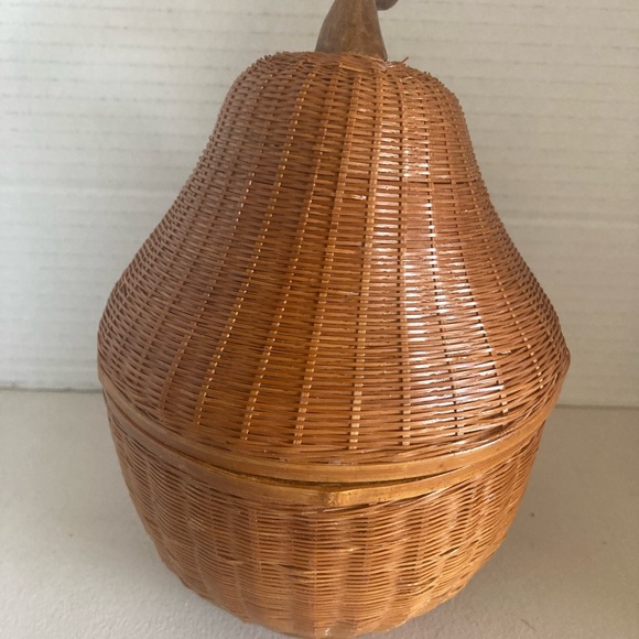 Vintage pear-shaped basket with lid made in peoples Republic of China - Picture 9 of 10